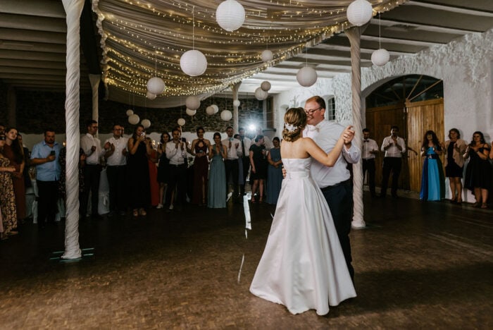 Brautpaar feiert im Haus Rhade in Kierspe Hochzeit